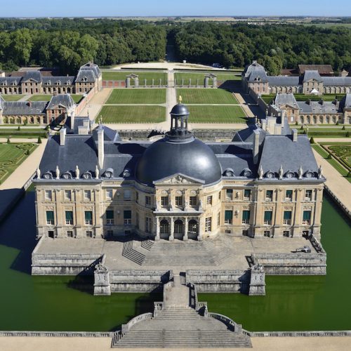 Voyage organisé en autocar pour une visite guidée du Château de Vaux Le Vicomte durant un jour en groupe, une excursion ludique et culturelle