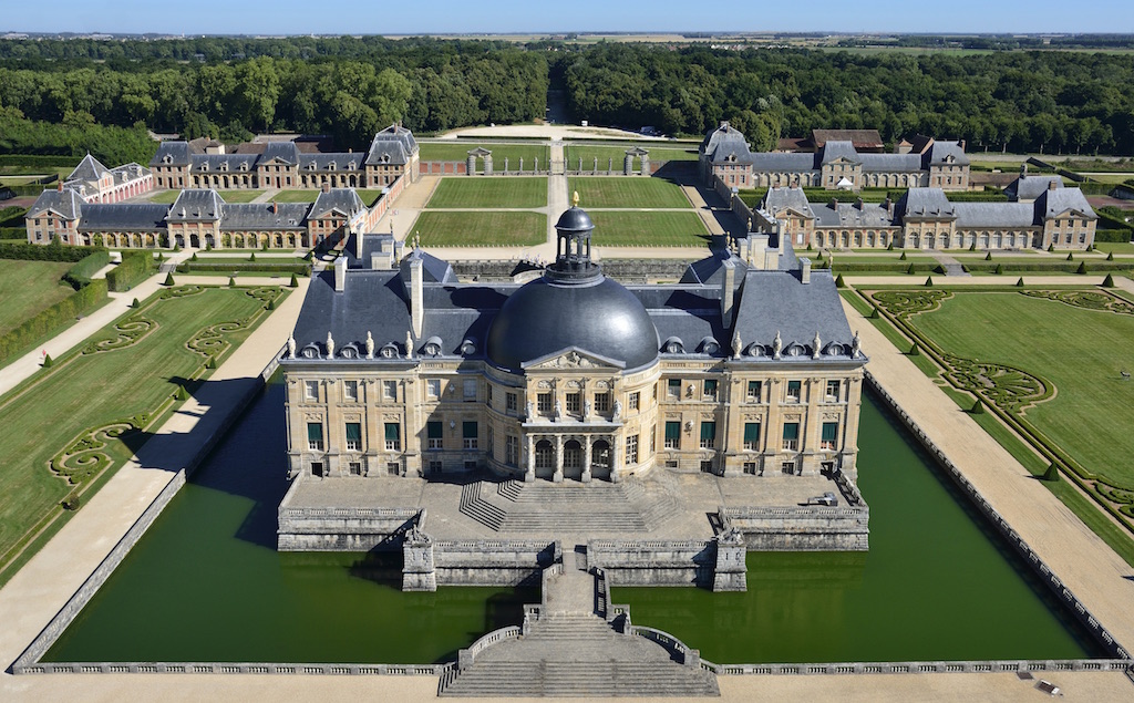 Voyage organisé en autocar pour une visite guidée du Château de Vaux Le Vicomte durant un jour en groupe, une excursion ludique et culturelle