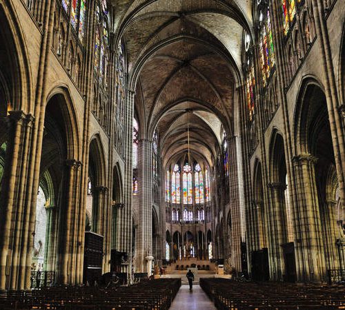 Voyage en autocar pour visiter la Basilique de Saint Denis dans le nord de Paris en groupe, une excursion ludique et culturelle