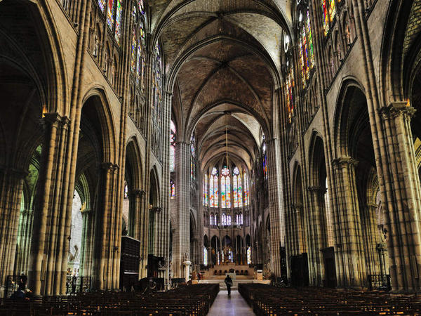 Voyage en autocar pour visiter la Basilique de Saint-Denis dans le nord de Paris en groupe, une excursion ludique et culturelle
