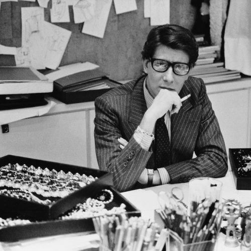 Voyage organisé en autocar pour visiter le Musée Yves Saint Laurent et Le Palais Galliera en groupe, une excursion ludique et culturelle