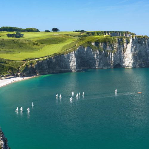 Voyage organisé en autocar pour visiter le Palais Benedictine et Les majestueuses falaises d'Etretat une excursion ludique et culturelle