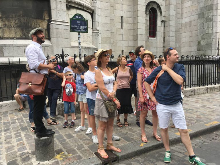 Un groupe au pied du Sacré Coeur