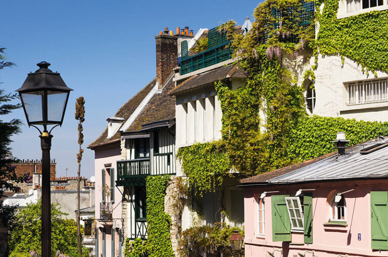 Montmartre a su rester un vrai village de Paris. Découvrez-le !