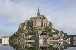 Le Mont-Saint-Michel : une merveille entre ciel, mer et histoire