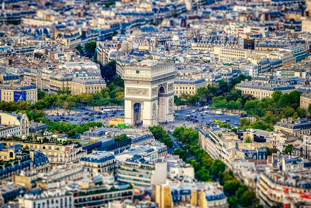 L'Arc de Triomphe et les Champs Elysées à Paris