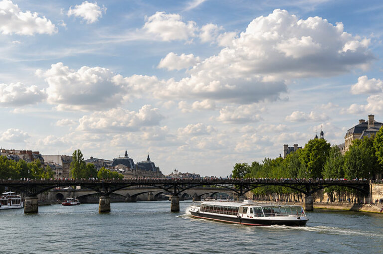 Croisière sur la Seine : déjeuner ou dîner sur le bateau