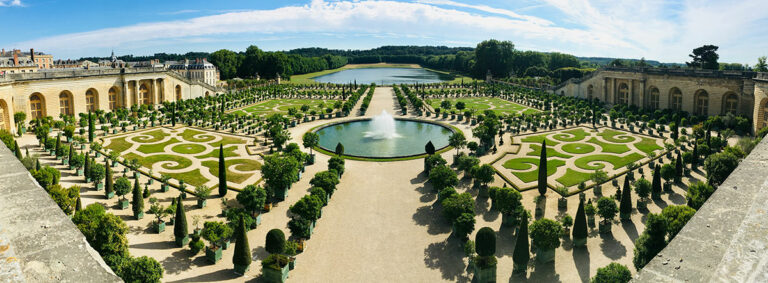 Jardins à la française et grandes perspectives du château de Versailles