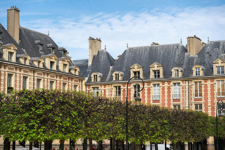 La Place des Vosges, un lieu incontournable du Marais