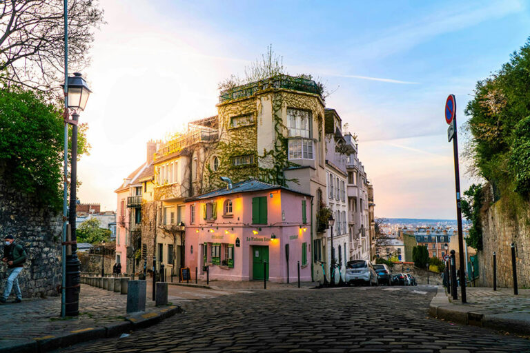 Une rue à Montmartre - Paris
