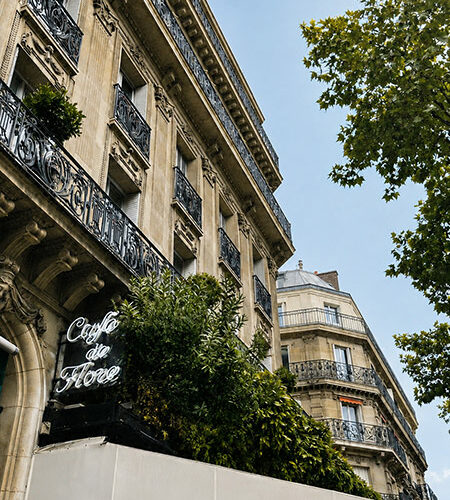 Saint Germain des Prés   le mythique Café de Flore