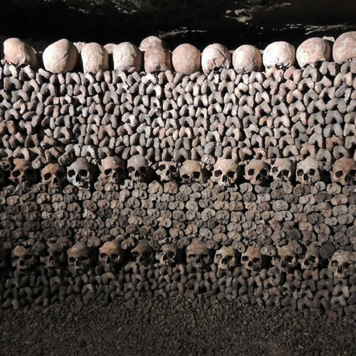 Un ossuaire des Catacombes à Paris