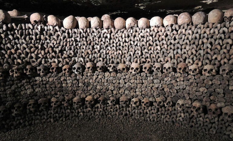 Un ossuaire des Catacombes à Paris